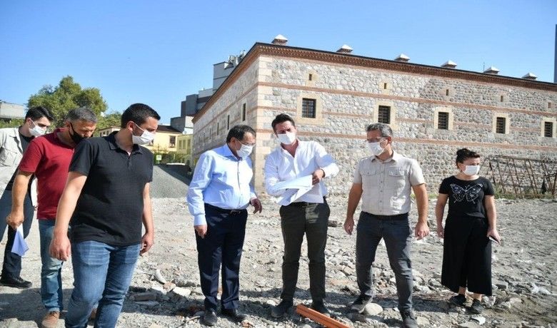 Başkan Demir: "Şehrimizin tarihidokusunu gün yüzüne çıkaracağız” - Samsun’un İlkadım ilçesinde bulunan Saathane Meydanı’nda devam eden çevre düzenlemesi çalışmalarını inceleyen Büyükşehir Belediye Başkanı Mustafa Demir, "Yaklaşık bir aya kadar tamamlanmayı planladığımız proje ile birlikte şehrimizin tarihi dokusunu gün yüzüne çıkaracağız” dedi.