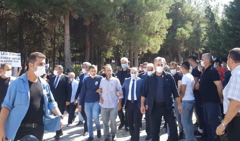 Bıçaklanarak öldürülen çocuk defnedildi
 - Samsun’un Vezirköprü ilçesinde iki gün önce gençler arasında çıkan kavgada bıçaklanarak hayatını kaybeden 16 yaşındaki Suriye asıllı Eymen Hammami, Samsun Valisi Dr. Zülkif Dağlı’nın da katıldığı cenaze töreni ile toprağa verildi.