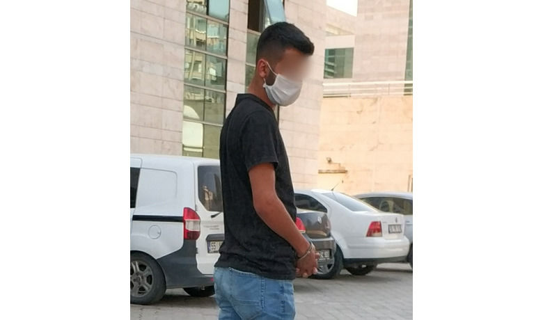 Bıçakla bir kişiyi yaralayan genç tutuklandı
 - Samsun’da bir kişiyi bıçakla yaralayan genç çıkarıldığı mahkemece tutuklandı.