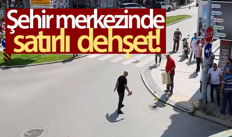 Sakarya'da şehir merkezinde satırlı dehşet - Sakarya’nın Adapazarı ilçesinde bir birlerine yol vermeme ve küfür ettikleri iddiasıyla iki kişi kavga etti. Taraflardan biri satırla saldırarak adeta dehşet saçtı.BUGÜN NELER OLDU?