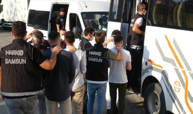 Torbacılara şafak operasyonunda gözaltınaalınan 14 kişi adliyede - Samsun’da narkotik polisi tarafından, özel harekat polislerinin de desteğiyle 45 ekip ve 203 polisin katılımıyla torbacılara yönelik düzenlenen operasyonda gözaltına alınan 14 kişi adliyeye sevk edildi.