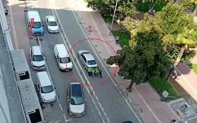 3 kadın, yolda kalan sürücünün yardımına koştu
