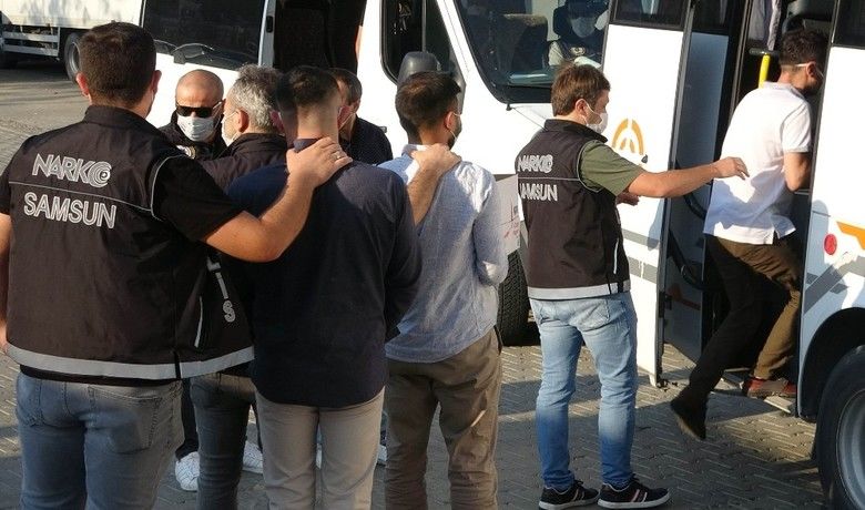 Şafak operasyonunda gözaltınaalınan 11 kişi tutuklandı - Samsun’da narkotik polisi tarafından, özel harekat polislerinin de desteğiyle 45 ekip ve 203 polisin katılımıyla torbacılara yönelik düzenlenen operasyonda gözaltına alınan 11 kişi çıkarıldıkları mahkemece tutuklandı.