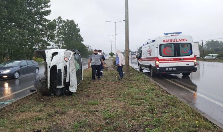 Samsun’da kontrolü kaybeden sürücü refüje çıktı - Samsun’da yağış sonrası kaygan zeminde direksiyon hakimiyetini kaybeden sürücü orta refüje çıktı. Kazada araç sürücüsü hafif yaralandı.