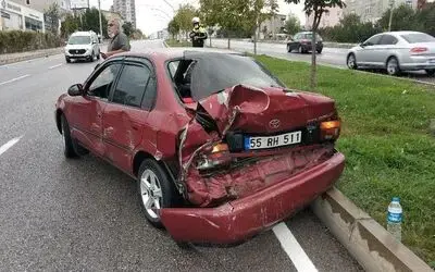 Minibüs otomobile çarpıp kaçtı
