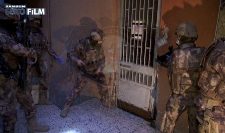 14 DEAŞ’lının gözaltınaalındığı operasyon polis kamerasında - Samsun’da DEAŞ terör örgütüne yönelik düzenlenen operasyonda 14 yabancı uyruklu gözaltına alınırken, operasyon anı polis kamerası tarafından saniye saniye görüntülendi.