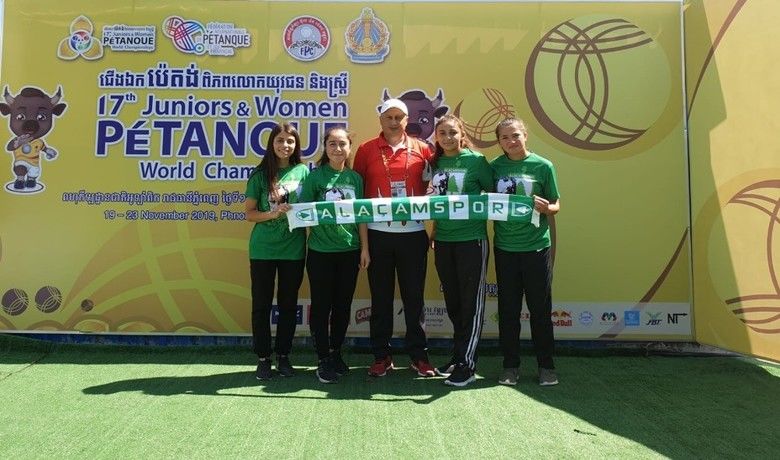 Alaçam’ın altın kızları’millilik’ belgelerini aldı - Samsun’un Alaçam ilçesinde bocce sporcuları, Gençlik ve Spor Bakanlığı tarafından düzenlenen ‘millilik’ belgelerini aldı.