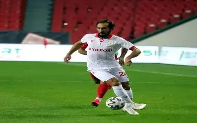 Samsunspor’da korona virüs testi pozitif çıkan Caner Arıcı’nın ardından bu sabah yapılan testler sonucu Burak Çalık ve Erkam Reşmen’in de korona virüse yakalandığı öğrenildi.
