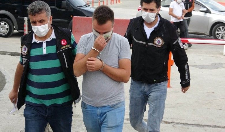 Sokak satıcılarına şafakvakti operasyon: 11 gözaltı - Samsun’da sokak satıcılarına yönelik şafak vakti düzenlenen uyuşturucu operasyonunda "torbacı" diye tabir edilen 11 kişi gözaltına alındı. Uyuşturucu operasyonu ise polis kamerası tarafından saniye saniye görüntülendi.