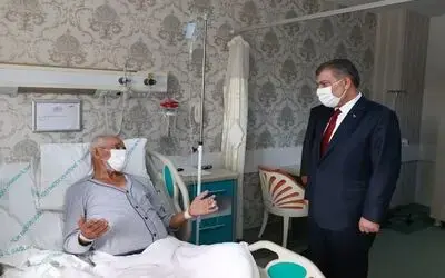Bakan Koca’dan hastalara ’geçmiş olsun’ ziyareti
