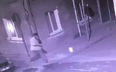Damat kayınvalidesinin evini yakarken kameraya yakalandı
