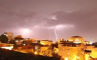 Samsun’da şimşekler geceyi aydınlattı
