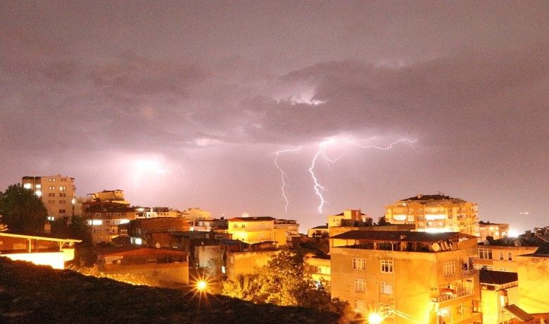 Samsun’da şimşekler geceyi aydınlattı
