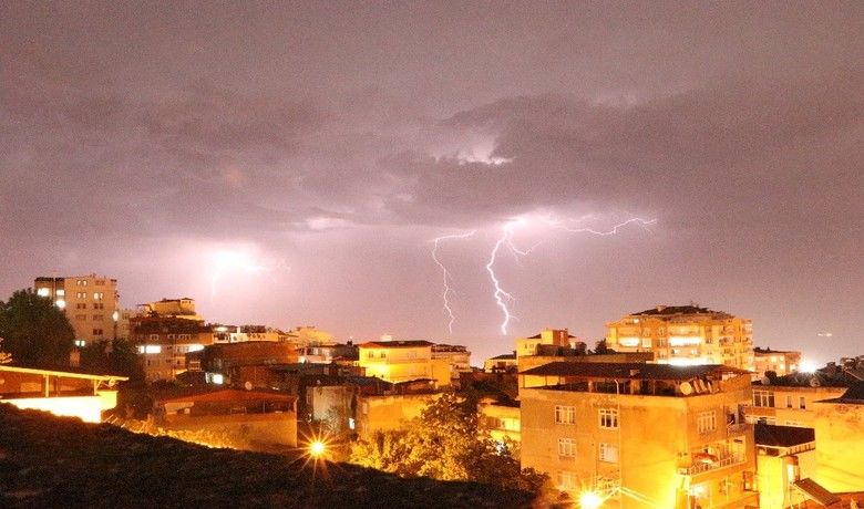 Samsun’da şimşekler geceyi aydınlattı
 - Samsun’da gece etkili olan fırtınada çakan şimşekler gökyüzünü aydınlattı.