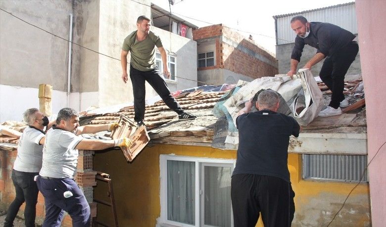 Samsun’da yaşlı kadının çatıonarımı için seferber oldular - Samsun’da mahalle sakinleri ve belediye personeli yaşlı kadının akan çatısının onarımı için seferber oldu.