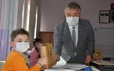 Başkan Topaloğlu’ndan öğrencilere ‘okula hoş geldin’ hediyesi
