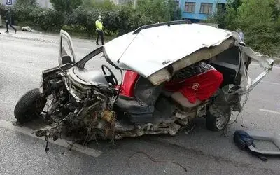 Ağaca çarparak parçalara ayrılan araçtan sağ çıktı
