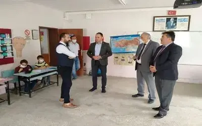 Bahçekonaklı öğrenciler telefonla görüştükleri Bakan Selçuk’tan tablet ve internet istedi
