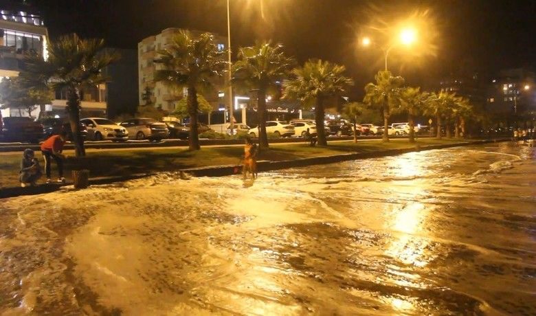 Karadeniz’de dev dalgalaroluştu, deniz yola taştı - Samsun’da gece saatlerinde etkili olan şiddetli rüzgâr nedeniyle dalgalar yükselince deniz yola taştı.