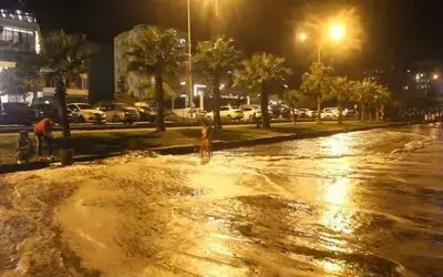 Karadeniz’de dev dalgalar oluştu, deniz yola taştı
