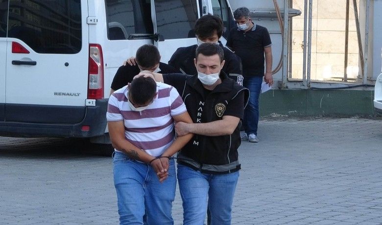 Evlerinde 1 kilo esrarla yakalandılar
 - Samsun’da uyuşturucu ticareti yaptıkları ileri sürülen 2 kişinin kaldıkları adreslerde yapılan aramada 1 kilo 3 gram esrar ele geçirildi.