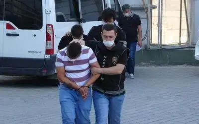 Evlerinde 1 kilo esrarla yakalandılar
