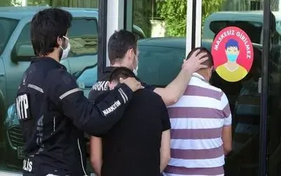 Evlerinde 1 kilo esrarla yakalanan 2 kişi tutuklandı
