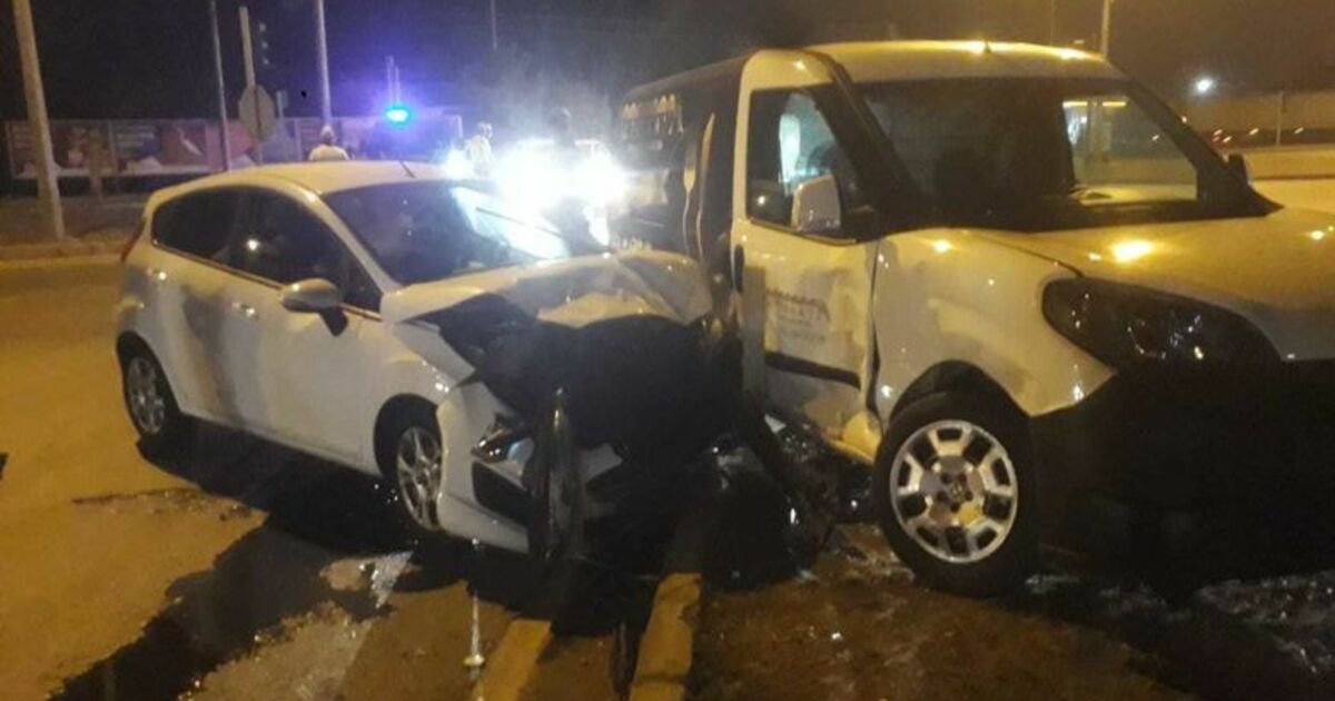 Kırmızı Işıkta Geçen Minivana Otomobil Çarptı: 3 Yaralı