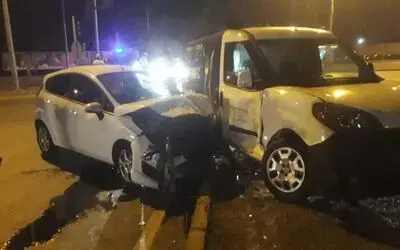 Kırmızı Işıkta Geçen Minivana Otomobil Çarptı: 3 Yaralı