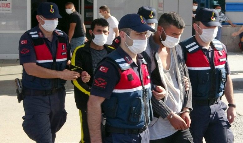 Samsun’da HTŞ terör örgütü şüphelisi4 yabancı adliyeye sevk edildi - Samsun ve Denizli’de Heyet Tahrir-El Şam (HTŞ) silahlı terör örgütüne yönelik düzenlenen operasyonda gözaltına alınan Suriye uyruklu 5 kişiden 4’ü adliyeye sevk edildi.