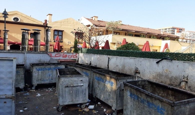 Esnaftan AVM’ye ’çöp kokusu’ tepkisi
 - Samsun’da esnaflar bir alışveriş merkezinde(AVM) bulunan çöp konteynerlerinin çevreye kötü koku yayarak rahatsızlık verdiğini iddia etti.
