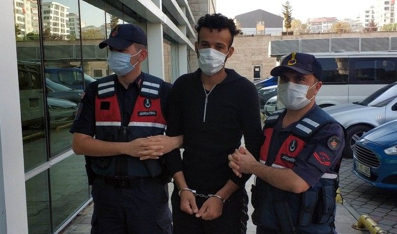 HTŞ’den 1 yabancı uyrukluşahıs adliyeye sevk edildi - Samsun ve Denizli’de Heyet Tahrir-El Şam (HTŞ) silahlı terör örgütüne yönelik düzenlenen operasyonda gözaltına alınan Suriye uyruklu 1 kişi daha adliyeye sevk edildi.