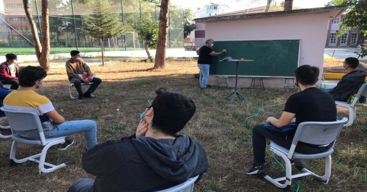 Bafra'da 12. sınıflara okul bahçesinde ders