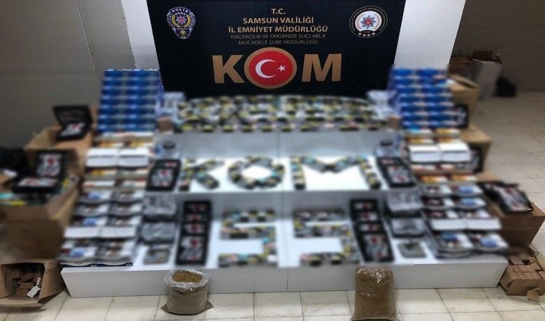 Samsun’da kaçak tütünmamulü operasyonu: 2 gözaltı - Samsun’da KOM Şube Müdürlüğü ekipleri bir depoya yaptıkları baskında kaçak tütün, sigara ve mamulü ele geçirirken olayla ilgili 2 kişi gözaltına alındı.