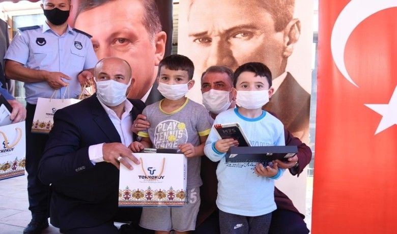 Tekkeköy’de ihtiyaç sahibitabletsiz öğrenci kalmadı - Samsun Tekkeköy Belediyesi tarafından düzenlenen tören ile uzaktan eğitime katılmakta sıkıntı çeken ihtiyaç sahibi öğrencilere tablet dağıtımı yapıldı.
