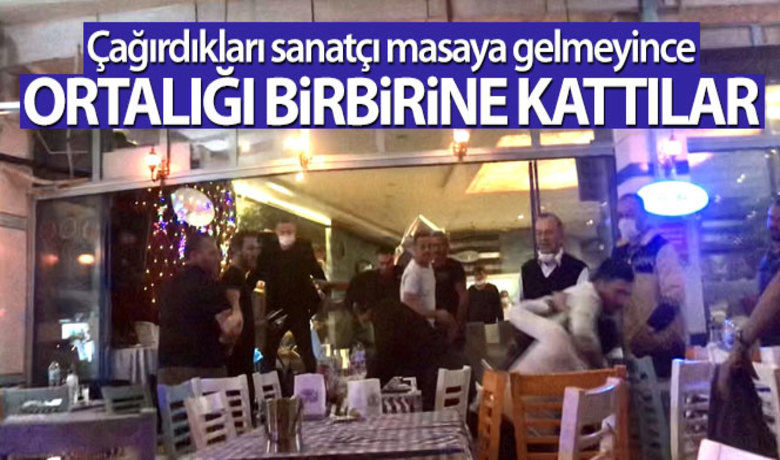 Eğlence mekanındaki kavgada ne maske ne mesafe! - Bursa’da eğlence mekanında çıkan tartışmada sandalye, şişe ve yumruklar havada uçuştu. Sosyal mesafe ve maske kuralı hiçe sayıldı. Polis ekipleri kavgayı ayırırken, olaylara karışıp maske ve mesafe kurallarına uymayanlara 7 bin 200 lira ceza kesildi.BUGÜN NELER OLDU?