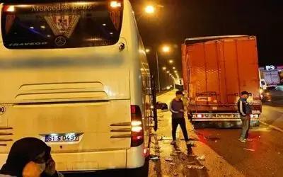 Samsun’da yolcu otobüsü tıra arkadan çarptı: 2 yaralı
