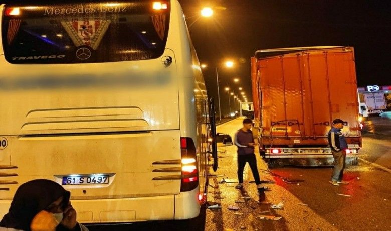 Samsun’da yolcu otobüsü tıraarkadan çarptı: 2 yaralı - Samsun’da yolcu otobüsünün tıra arkadan çarpması sonucu meydana gelen trafik kazasında 2 kişi yaralandı.