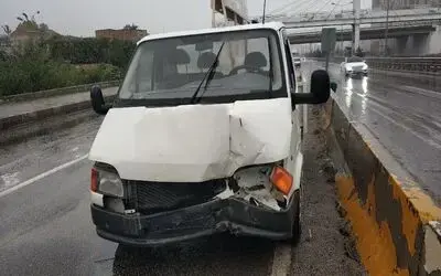 Kamyonet beton bariyere çarptı: 1 yaralı
