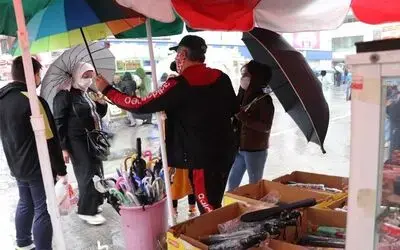 Yağmur şemsiyecilerin işine yaradı
