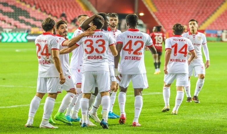 Samsunspor’da 25 farklıfutbolcu forma şansı buldu - TFF 1. Lig’e bu sene yükselen ve şampiyonluk adaylarından gösterilen Samsunspor’da korona virüsünün de etkisiyle 25 farklı oyuncu geride kalan 6 maçta forma şansı buldu.