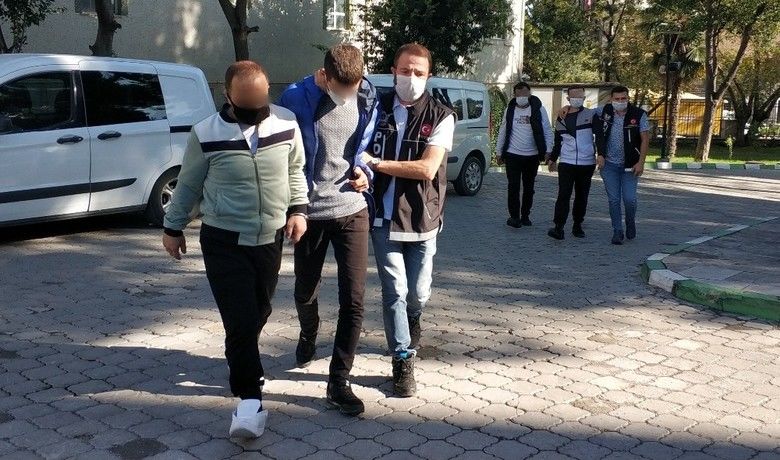 Uyuşturucuyla yakalanan 4kişi adliyeye sevk edildi - İstanbul’dan Samsun’a uyuşturucu getirirken narkotik polisinin takibi sonucu yakalanarak gözaltına alınan 4 kişi adliyeye sevk edildi.