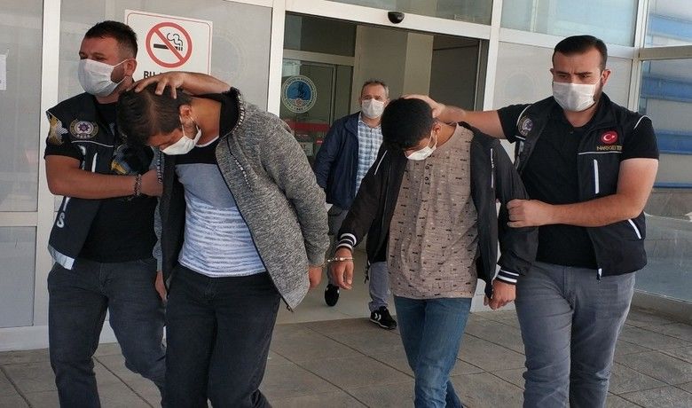 Uyuşturucu hapla yakalanan 3 kişi adliyede
 - Samsun’da narkotik polisi tarafından düzenlenen uyuşturucu operasyonunda 2 bin 345 adet uyuşturucu hapla yakalanan 3 kişi adliyeye sevk edildi.