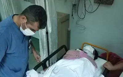 Pencerenin camını silerken düşen kadın ölümden döndü
