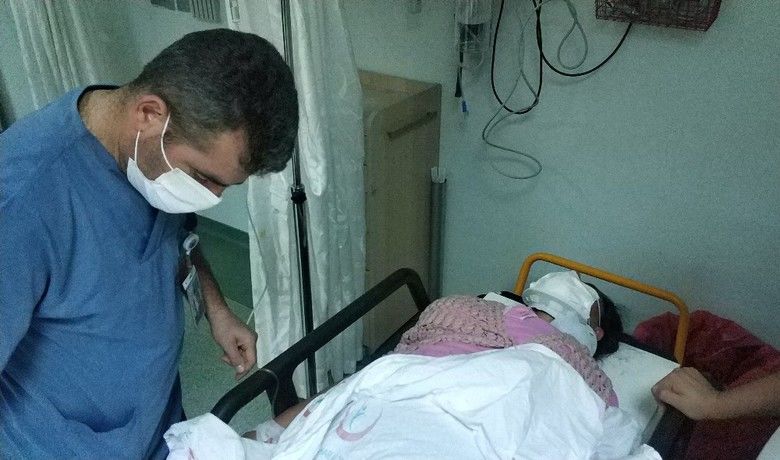 Pencerenin camını silerkendüşen kadın ölümden döndü - Samsun’da evinin penceresinin camını silerken düşen kadın hastanelik oldu.