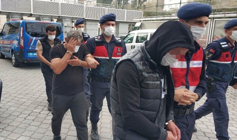 Samsun’da esrarla yakalanan3 kişi gözaltına alındı - Samsun’da esrarla yakalanan 3 kişi jandarma tarafından gözaltına alındı.
