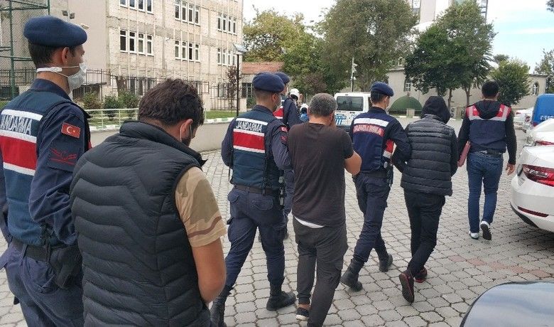 Samsun’da esrarla yakalanan3 kişi serbest bırakıldı - Samsun’da 8,5 kilo esrarla yakalanan 3 kişi, mahkemece adli kontrol şartıyla serbest bırakıldı.
