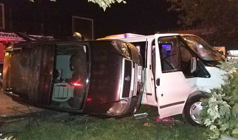 Karavanın fırlayan lastiği kazayasebep oldu: 1 yaralı - Samsun’da kamyonun çektiği karavanın lastiğinin fırlayarak kazaya yol açtığı kazada 1 kişi yaralandı.