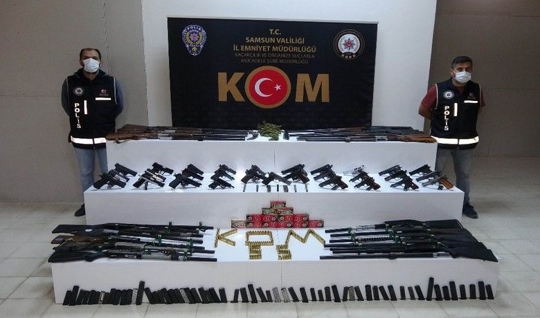 Silah operasyonunda adeta cephanelikele geçti: 19 gözaltı - Samsun’da polisin düzenlediği silah operasyonunda adeta cephanelik ele geçirilirken, olayla ilgili 19 kişi gözaltına alındı.