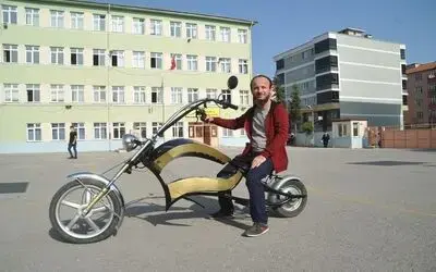 Okulun atölyesinde elektrikli motosiklet yaptı
